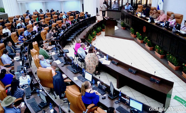 Parlamentarios continúan actualización del Código Civil