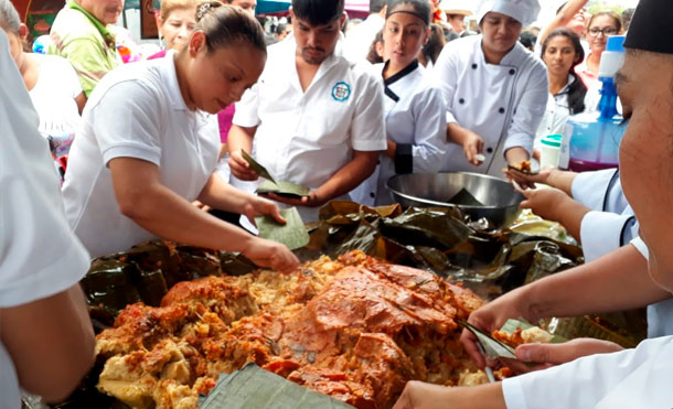 Degustación del nacatamal más grande en la Feria del Maíz, en Matagalpa