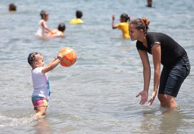 Familias disfrutan de la paz en la bella laguna de Xiloá
