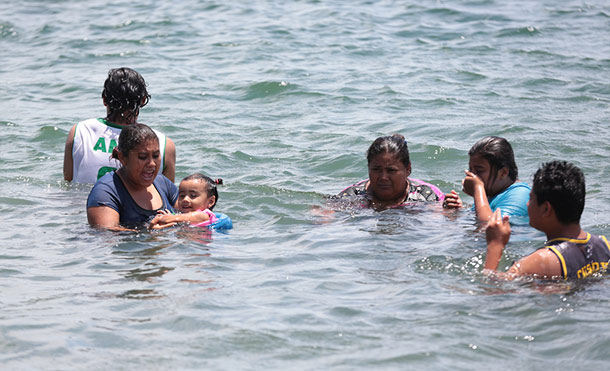 Familias disfrutan de la paz en la bella laguna de Xiloá