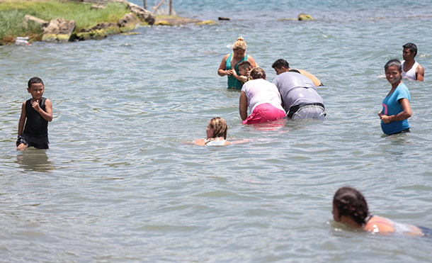 Familias disfrutan de la paz en la bella laguna de Xiloá