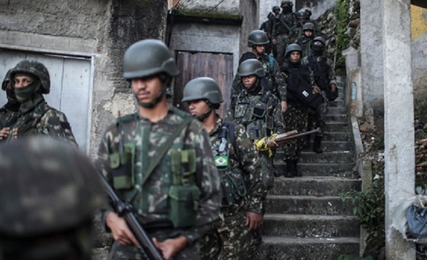 Una operación militar en una favela y una persecución policial antinarco dejaron 14 muertos en Río de Janeiro