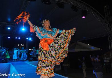 Familias disfrutan de tradicional pasarela en Puerto Salvador Allende