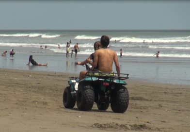 Turistas nacionales y extranjeros disfrutan las maravillosas olas de Pochomil