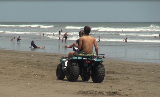Turistas nacionales y extranjeros disfrutan las maravillosas olas de Pochomil