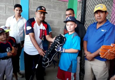 Niños de la academia de béisbol en Matagalpa reciben utillaje deportivo