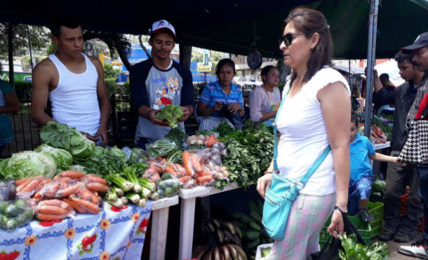 Familias de Matagalpa acuden a feria de la economía familiar