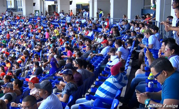 Fanáticos del béisbol disfrutan el partido León-Bóer en el estadio más moderno de Centroamérica