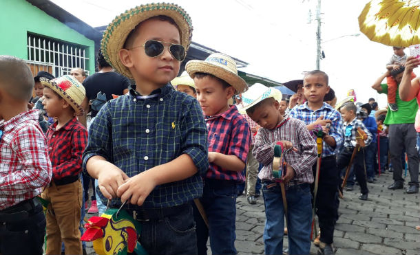 1,600 niños participaron de la segunda edición del desfile hípico a caballito de palo en Juigalpa