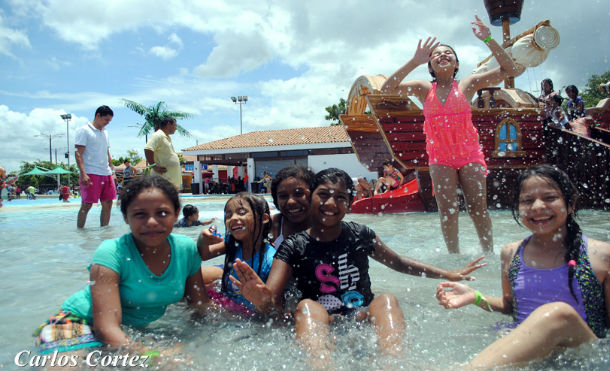 Parque Acuático acoge a las familias capitalinas