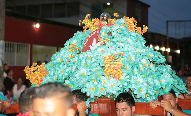 Managuas festejan a Minguito en la tradicional Vela del Barco y el Palo Lucio