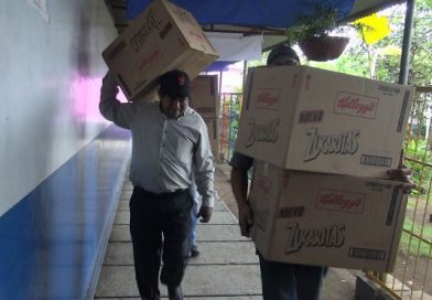 Alcaldía de Nindirí entrega donativo de cereal a escuela Tenderí
