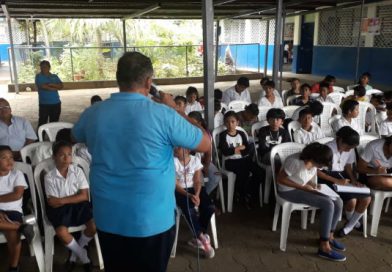 Bibliotecarios municipales realizan conversatorio con estudiantes de sexto grado sobre la historia de Masaya