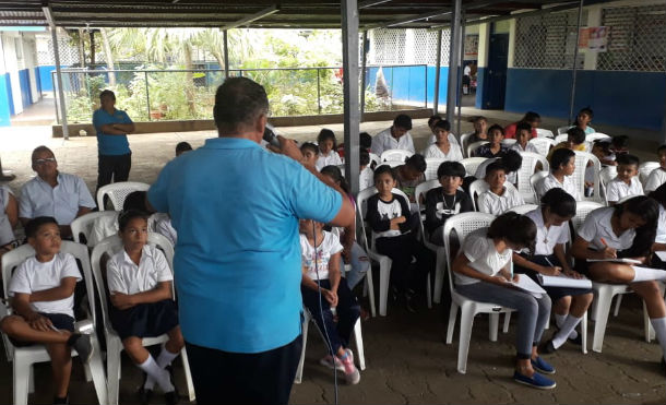 Bibliotecarios municipales realizan conversatorio con estudiantes de sexto grado sobre la historia de Masaya