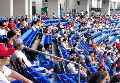 Capitalinos y costeños disfrutan del béisbol en Estadio Nacional Dennis Martínez
