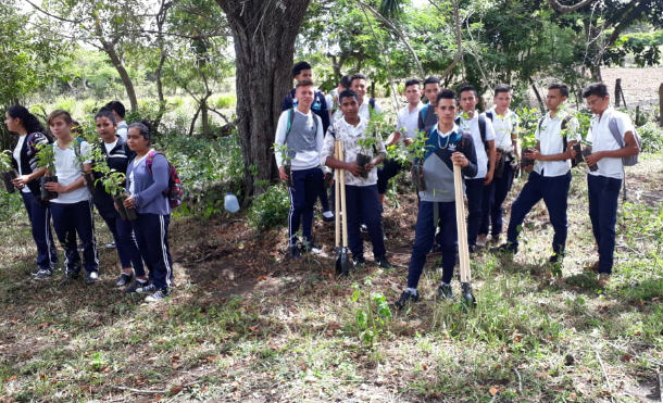 Estelí: Estudiantes participan en jornada de reforestación en amor a Nicaragua