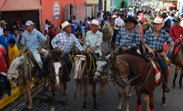 Granada celebra con alegría su tradicional desfile hípico 