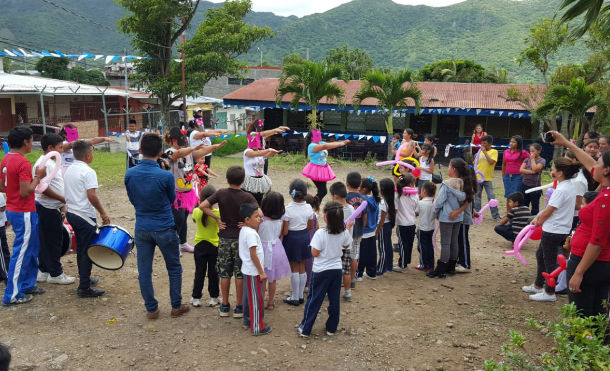 Alcaldía de Jinotega entrega servicios higiénicos y instrumentos musicales a estudiantes de primaria