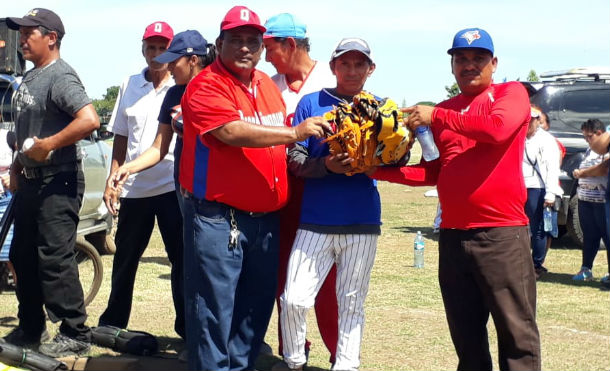 Familias de Quezalguaque junto al gobierno local inauguran liga de béisbol "Glorias del Deporte"