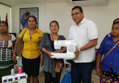 Gobierno sandinista entrega equipos de trabajo a mujeres indígenas mayagnas artesanas del tuno