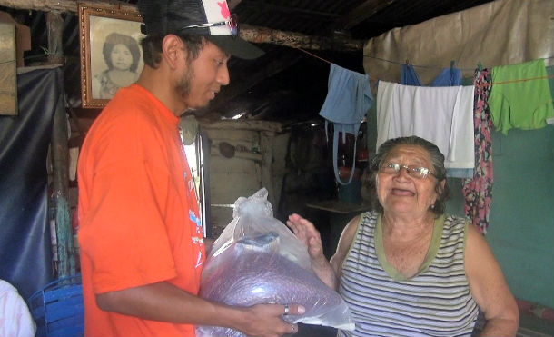 Nindirí: Personas con discapacidad y madres de héroes y mártires reciben paquete alimenticio