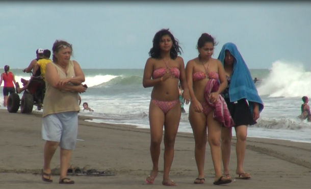 Familias nicaragüenses disfrutaron de las refrescantes aguas de las playas de Pochomil