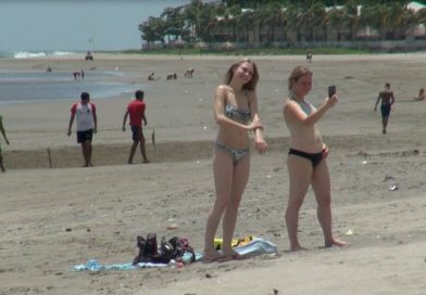 Familias nicaragüenses y turistas extranjeros disfrutan de las paradisíacas playas de Pochomil