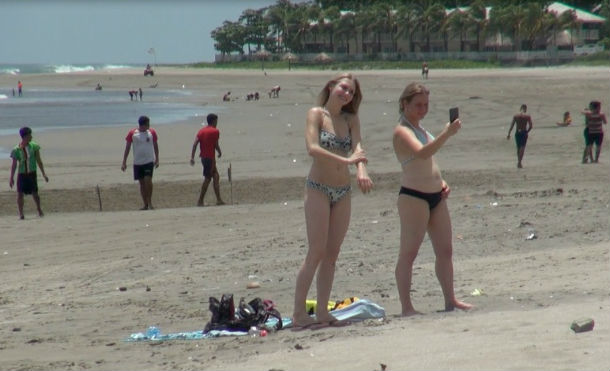 Familias nicaragüenses y turistas extranjeros disfrutan de las paradisíacas playas de Pochomil