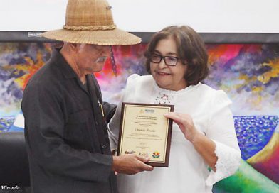 Mined condecora al profesor Orlando Pineda, el Quijote de la Cruzada Nacional de Alfabetización