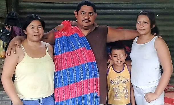 Nindirí: Tejiendo el futuro, conoce a Roly López artesano emprendedor de hamacas