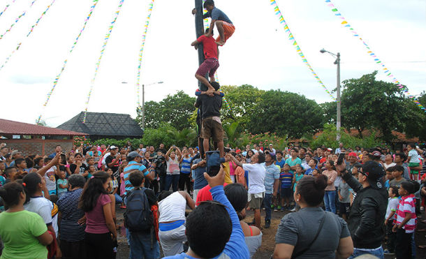 Familias disfrutan diversas actividades realizadas en honor a Santo Domingo en el Parque de Ferias