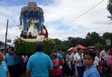 Familias de Juigalpa participan en la procesión de la Virgen de la Asunción