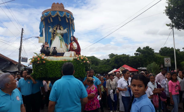 Familias de Juigalpa participan en la procesión de la Virgen de la Asunción