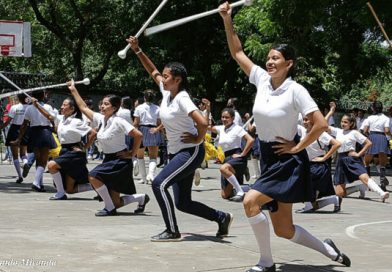 Colegio Enrique Flores listo para su participación en el desfile escolar