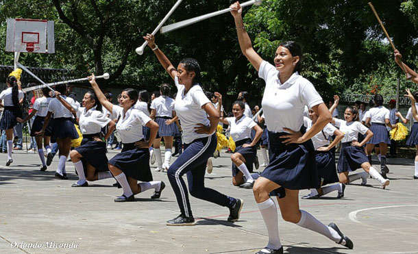 Colegio Enrique Flores listo para su participación en el desfile escolar