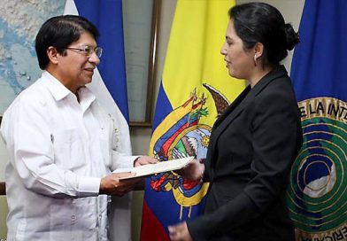 Embajadora de Ecuador presenta copias de estilo a Canciller de Nicaragua