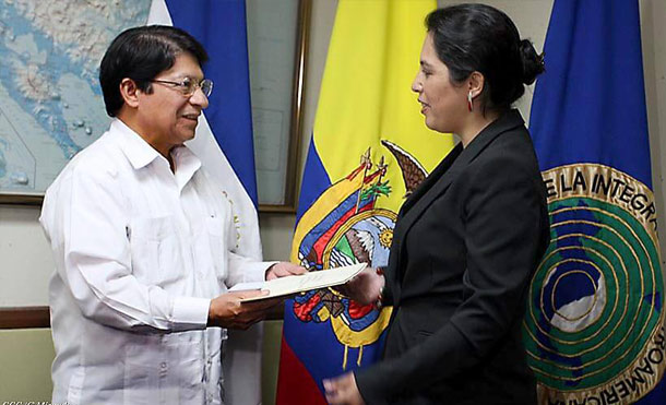 Embajadora de Ecuador presenta copias de estilo a Canciller de Nicaragua