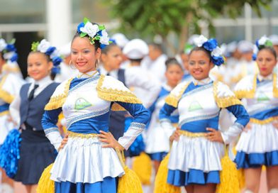 Colegios de los distritos VI y VII desfilan en honor a la Patria