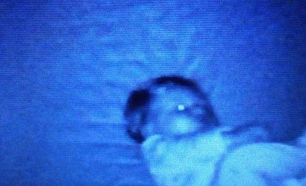 (+Video) Padre captó a un fantasma acechando la cuna de su bebé