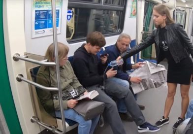Mujeres atractivas tiran cloro en partes íntimas de hombres que abren mucho las piernas en el transporte público
