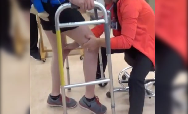 Un paciente con parálisis logra andar gracias a la estimulación electrónica