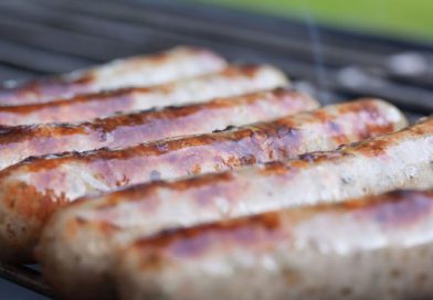 Salchichas gritan como humanos mientras son cocinadas en una sartén