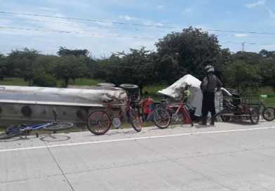 Cisterna se volcó al esquivar a equinos en la carretera Chinandega - Guasaule