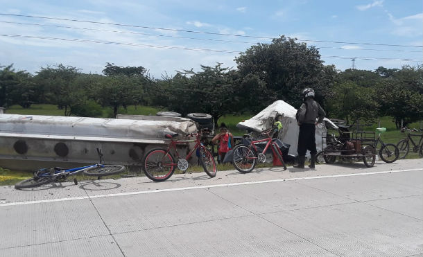 Cisterna se volcó al esquivar a equinos en la carretera Chinandega - Guasaule