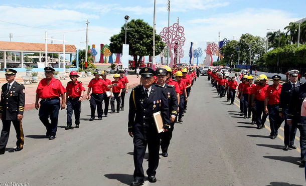 Benemérito Cuerpo de Bomberos celebra 82 años de fundación con vistoso desfile