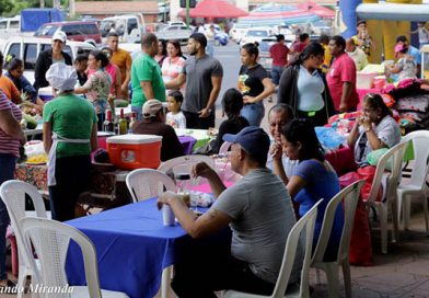 Familias participan de la Feria por Amor a mi Patria en la Avenida de Bolívar a Chávez
