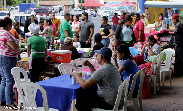 Familias participan de la Feria por Amor a mi Patria en la Avenida de Bolívar a Chávez