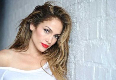 Jennifer López arde en traje de baño al borde de los 50