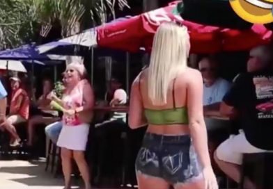 Mesera genera revuelo en un bar, solo por estar vestida con pintura corporal