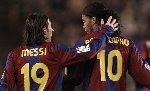 ¿Que te gusta más el joga bonito de Ronaldinho o el dribling de Messi? Aquí te dejamos los 10 mejores goles de su historia